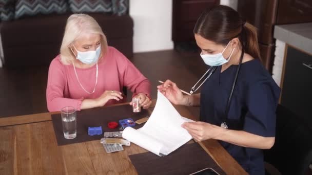 Een Zijaanzicht Van Oudere Vrouw Beschermende Wegwerpmasker Zoek Naar Pillen — Stockvideo