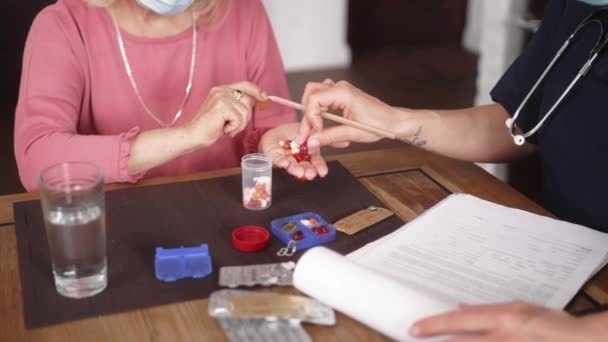 Közelkép Orvosról Amint Tablettákat Idős Betegének Konyhában — Stock videók