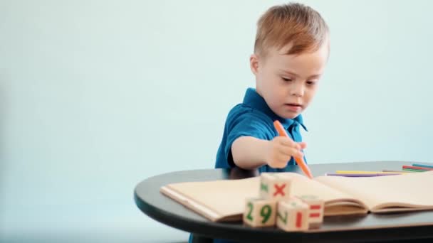 Ein Konzentriertes Kleines Kind Mit Syndrom Zeichnet Hause Etwas Mit — Stockvideo