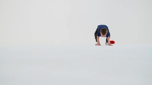 Вид Снизу Маленького Мальчика Синдромом Дауна Стоящего Пола Белой Студии — стоковое видео