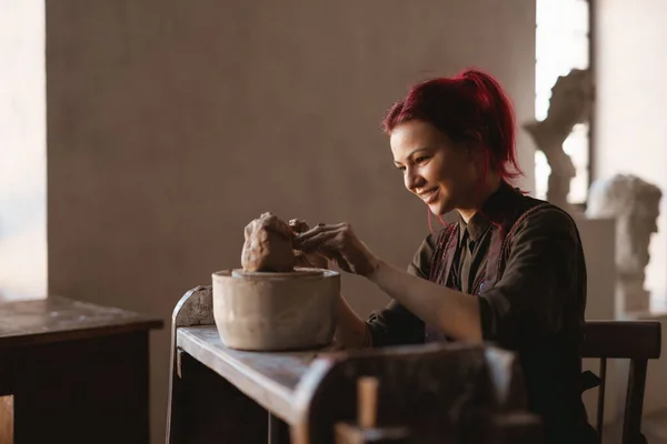 Joven Artista Escultora Sonriente Creando Una Escultura Busto Con Arcilla — Foto de Stock