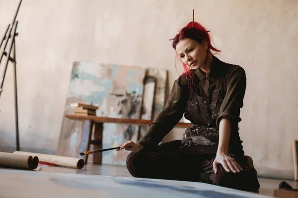 Ung Kvinna Konstnär Målning Medan Sitter Ett Golv Konststudio — Stockfoto