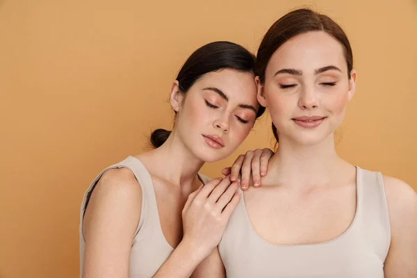 Jovens Duas Mulheres Camiseta Posando Com Olhos Fechados Isolado Sobre — Fotografia de Stock