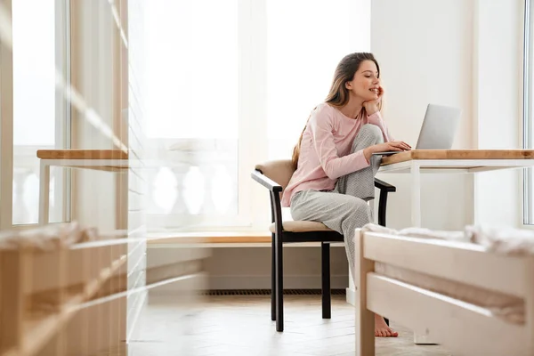 Glückliche Junge Weiße Frau Lounge Kleidung Sitzt Tisch Mit Laptop — Stockfoto