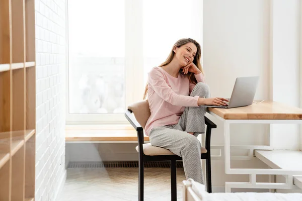 Glückliche Junge Weiße Frau Lounge Kleidung Sitzt Tisch Mit Laptop — Stockfoto