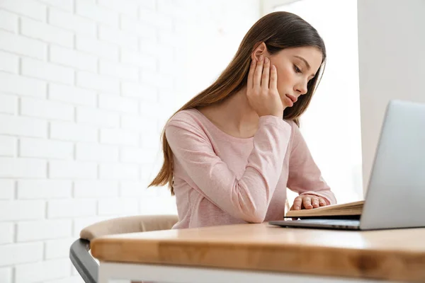 Mujer Blanca Joven Con Ropa Salón Sentada Mesa Con Computadora — Foto de Stock