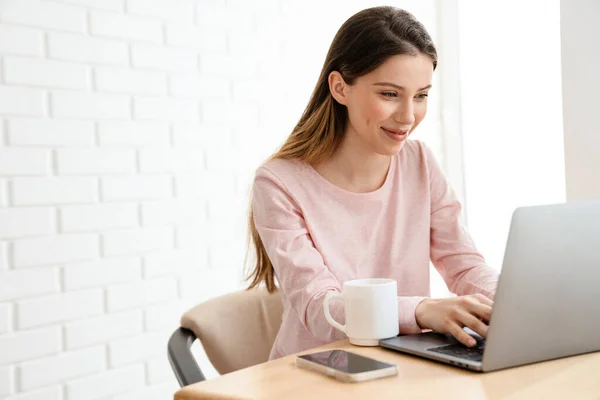 Glückliche Junge Weiße Frau Lounge Kleidung Sitzt Tisch Mit Laptop — Stockfoto