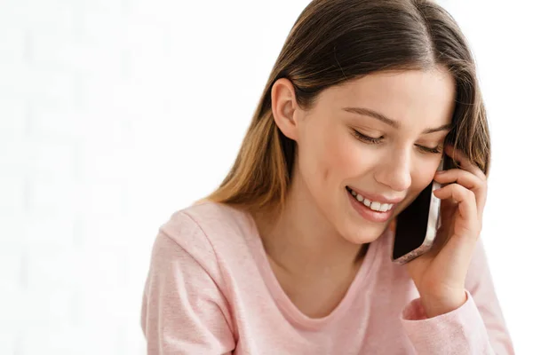 Jovem Feliz Mulher Casual Branco Falando Telefone Celular Dentro Casa — Fotografia de Stock