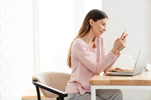 Feliz Joven Mujer Blanca Con Ropa Salón Sentado Mesa Con —  Fotos de Stock