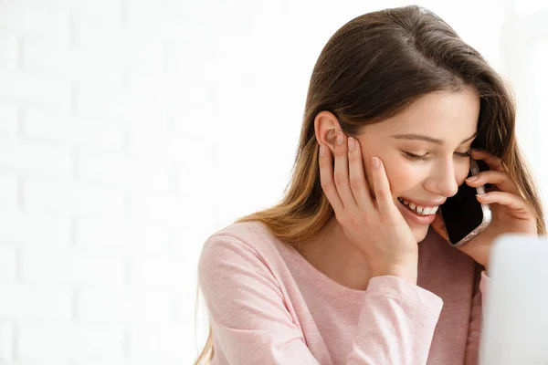 Feliz Joven Mujer Blanca Casual Hablando Teléfono Móvil Interior Casa — Foto de Stock