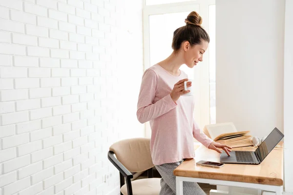 Mujer Blanca Joven Feliz Vistiendo Ropa Salón Pie Mesa Con — Foto de Stock