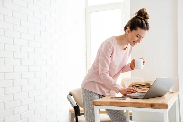 Glückliche Junge Weiße Frau Lounge Kleidung Steht Tisch Mit Laptop — Stockfoto
