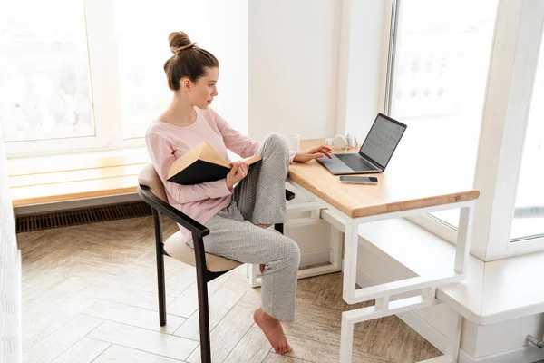 Mujer Blanca Joven Que Usa Ropa Salón Sentada Mesa Con — Foto de Stock