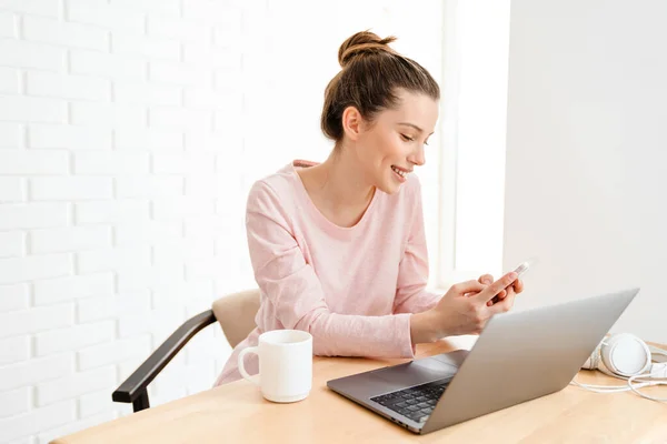 Happy Young White Woman Wearing Lounge Clothes Sitting Table Laptop — Stock Photo, Image