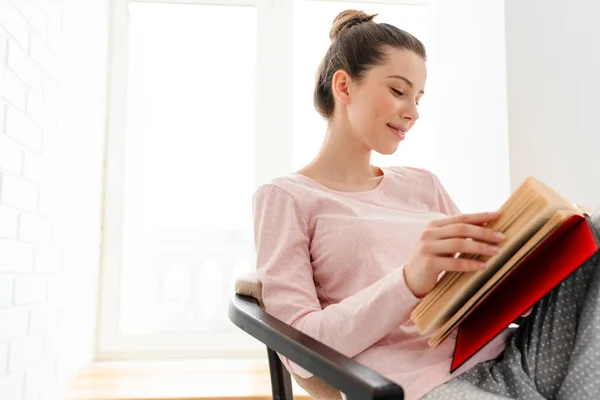 Lächelnde Junge Weiße Frau Lounge Kleidung Sitzt Mit Buch Auf — Stockfoto
