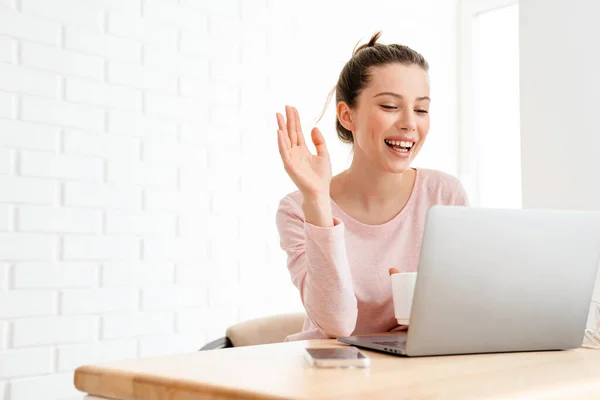 Mujer Blanca Joven Feliz Con Ropa Salón Sentado Mesa Con — Foto de Stock