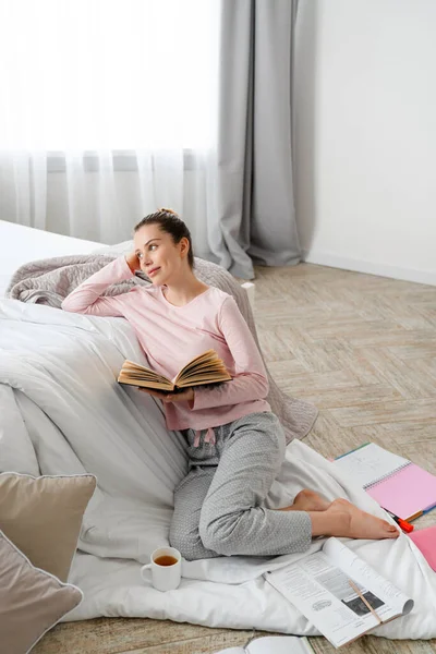 Genç Beyaz Kadın Kitap Okuyor Yatak Odasının Zemininde Battaniyenin Üzerinde — Stok fotoğraf