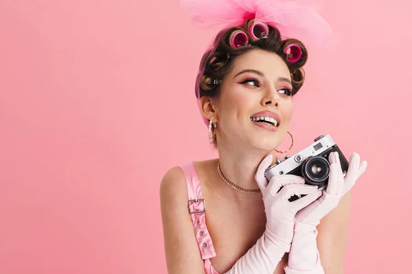 Retrato Una Joven Mujer Blanca Sorprendida Emocionada Barbie Vestido Rosa —  Fotos de Stock
