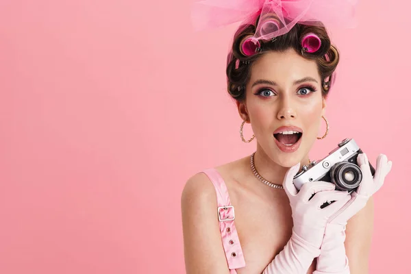 Muotokuva Nuori Innoissaan Yllättynyt Valkoinen Nainen Barbie Vaaleanpunainen Mekko Eristetty — kuvapankkivalokuva