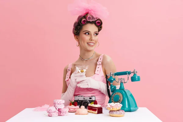 Mujer Joven Barbie Vestido Rosa Llamando Teléfono Fijo Mientras Está —  Fotos de Stock