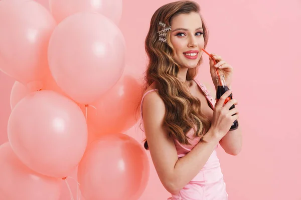 Молода Усміхнена Жінка Соду Позуючи Повітряними Кулями Ізольовано Рожевому Фоні — стокове фото