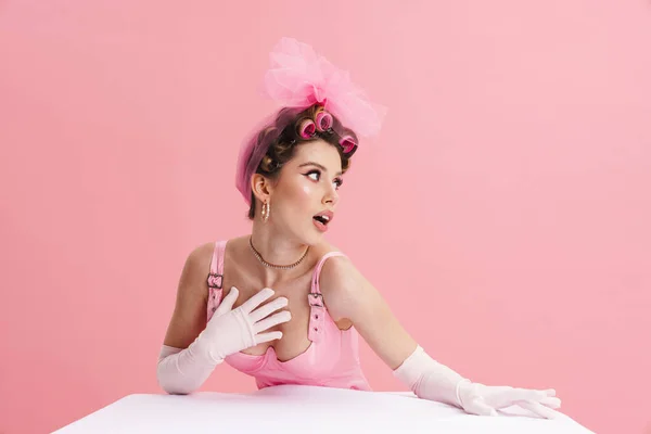 Νέοι Ενθουσιασμένοι Έκπληξη Λευκό Γυναίκα Barbie Ροζ Φόρεμα Κάθεται Στο — Φωτογραφία Αρχείου