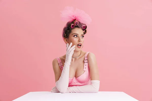 Mladý Vzrušený Překvapený Bílá Žena Barbie Růžových Šatech Sedí Stolu — Stock fotografie
