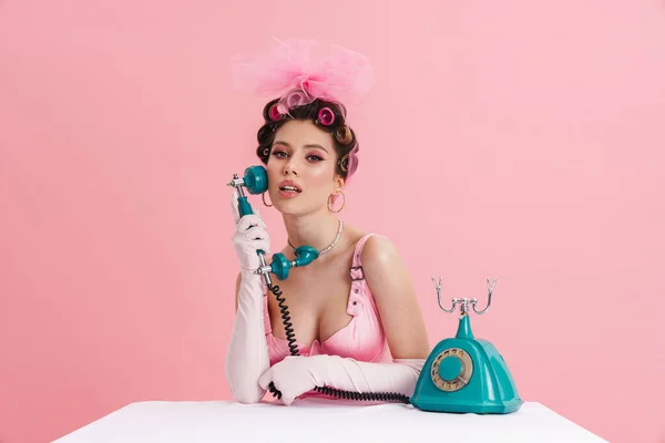 Mujer Joven Con Guantes Posando Con Teléfono Retro Mientras Está —  Fotos de Stock