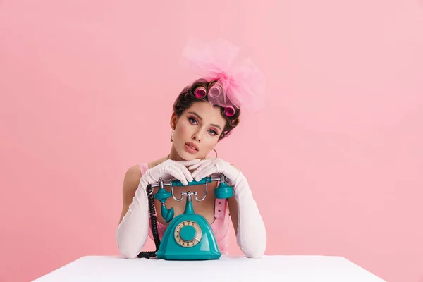 Jovem Mulher Usando Luvas Posando Com Telefone Retro Enquanto Senta — Fotografia de Stock