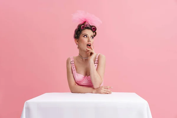 Mujer Sorprendida Vistiendo Rulos Mirando Lado Mientras Está Sentada Mesa —  Fotos de Stock