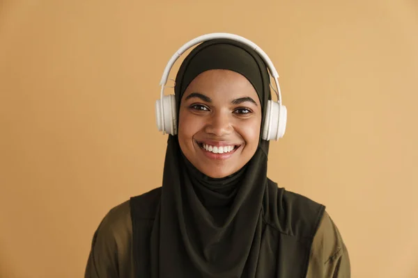 Donna Musulmana Nera Hijab Ascoltare Musica Con Cuffie Isolate Sfondo — Foto Stock