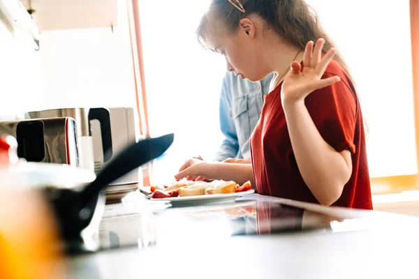 Vit Kvinna Och Hennes Dotter Med Nere Syndrom Matlagning Dessert — Stockfoto