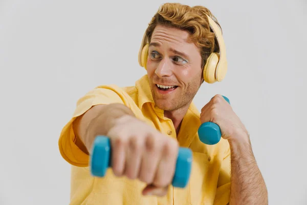 Homem Gengibre Fones Ouvido Sorrindo Fazer Exercício Com Halteres Isolados — Fotografia de Stock