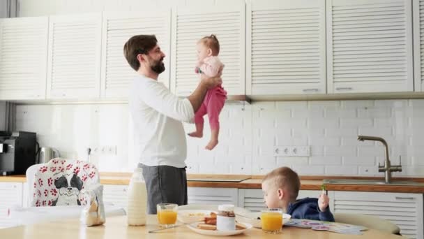 Pai Feliz Brincando Com Seus Filhos Enquanto Toma Café Manhã — Vídeo de Stock