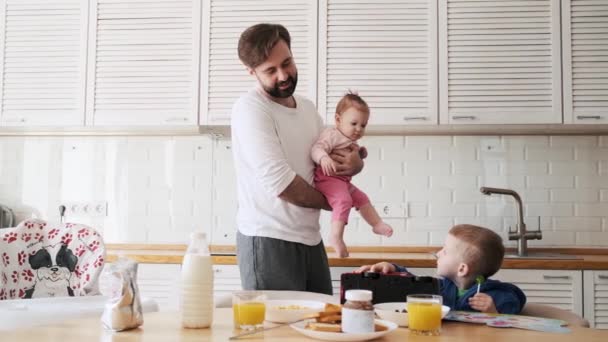 Ojciec Rozmawia Swoim Starym Dzieckiem Trzymając Rękach Podczas Śniadania Domu — Wideo stockowe