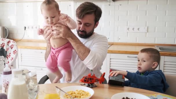 Far Äter Frukost Med Sina Barn Hemma — Stockvideo