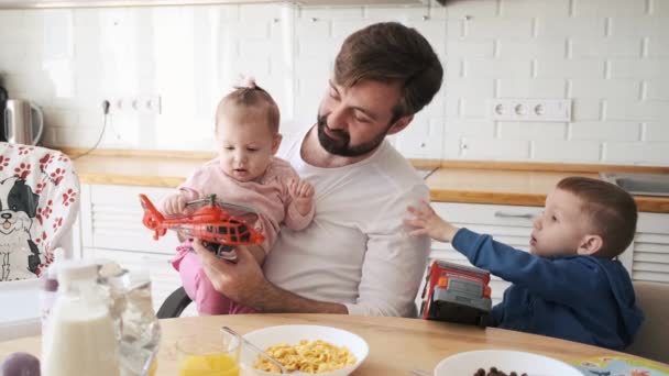 Pai Positivo Brincar Com Seus Filhos Casa Hora Café Manhã — Vídeo de Stock