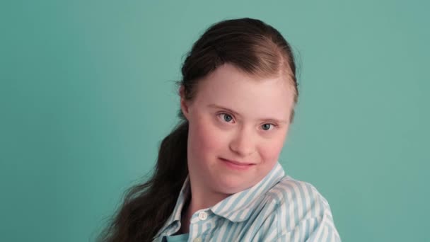 Detailní Pohled Šťastnou Mladou Dívku Downovým Syndromem Pokrčení Ramen Stojící — Stock video