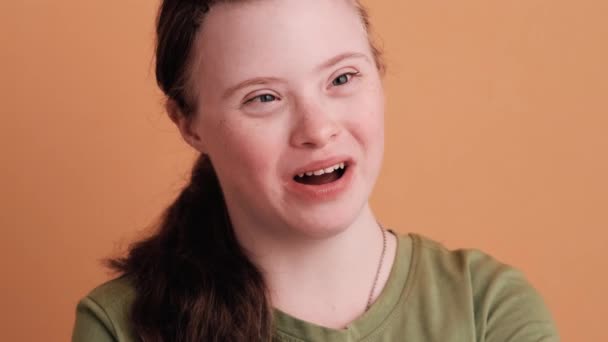 Крупный План Счастливой Молодой Девушки Синдромом Дауна Говорит Стоит Изолированно — стоковое видео