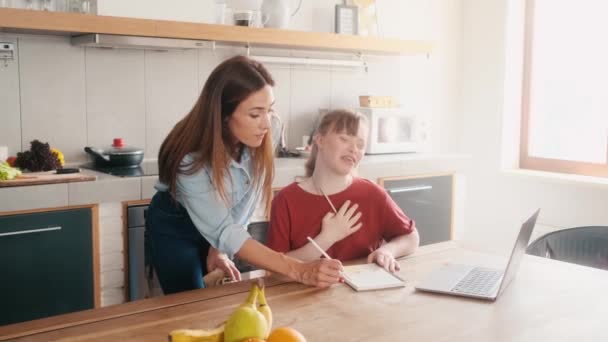 Lycklig Flicka Med Syndromet Tar Lektioner Medan Hennes Mamma Hjälper — Stockvideo