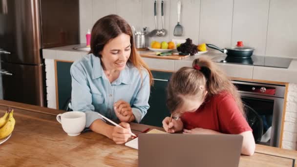 Ein Junges Mädchen Mit Syndrom Unterrichtet Mit Ihrer Mutter Hause — Stockvideo