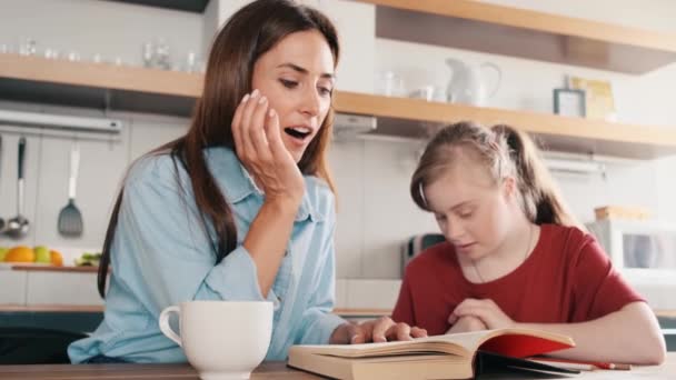 Ein Junges Mädchen Mit Syndrom Liest Ein Buch Während Eine — Stockvideo