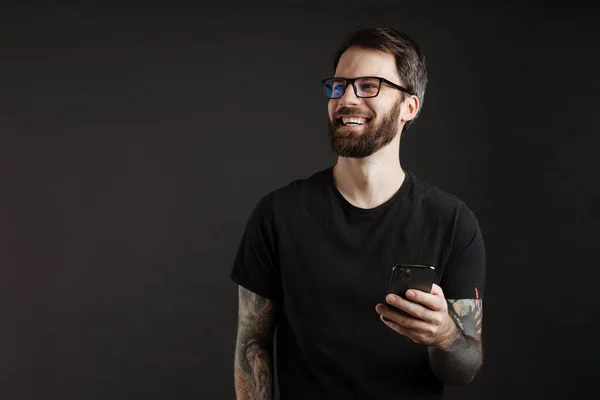 Baard Gelukkig Man Bril Glimlachen Met Behulp Van Mobiele Telefoon — Stockfoto