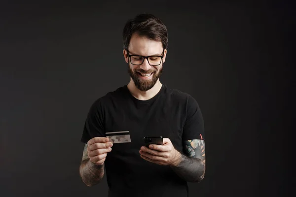 Homem Feliz Barbudo Sorrindo Usar Celular Cartão Crédito Isolado Sobre — Fotografia de Stock