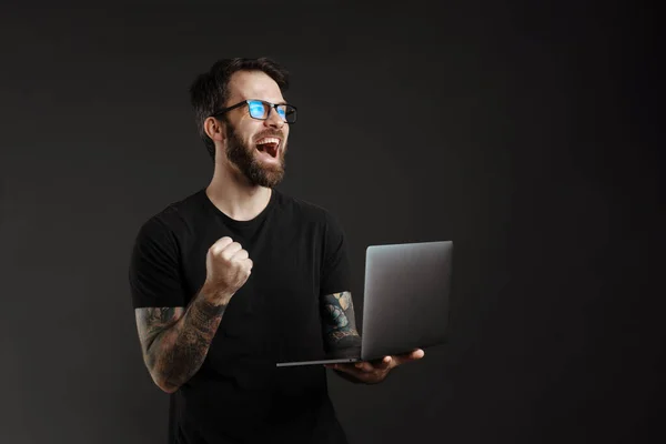 Homem Barbudo Animado Óculos Fazendo Gesto Vencedor Usando Laptop Isolado — Fotografia de Stock