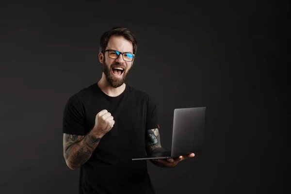 Homem Barbudo Animado Gritando Fazendo Gesto Vencedor Usar Laptop Isolado — Fotografia de Stock