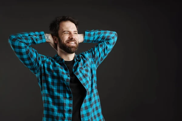 Baard Lachende Man Shirt Poseren Met Handen Geklemd Achter Zijn — Stockfoto