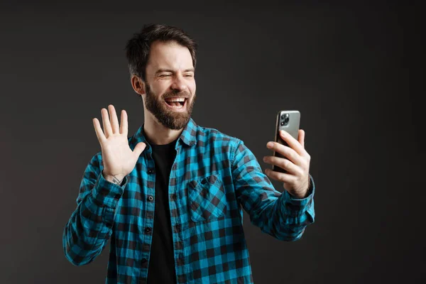 Baard Gelukkig Man Zwaaien Hand Tijdens Het Gebruik Van Mobiele — Stockfoto