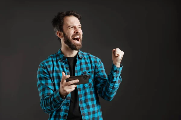 Hombre Excitado Haciendo Gesto Ganador Mientras Juega Juego Línea Teléfono —  Fotos de Stock