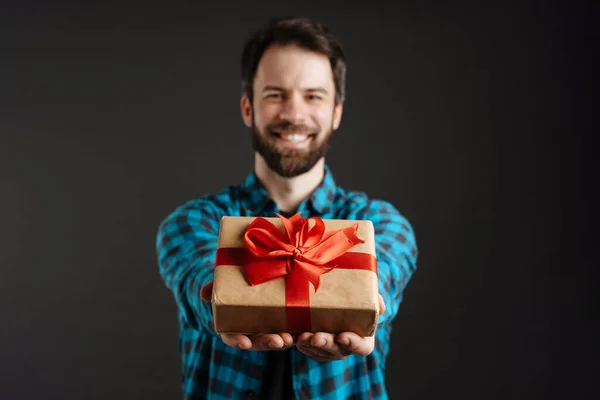 Barbudo Feliz Hombre Blanco Sonriendo Mientras Muestra Caja Regalo Aislado —  Fotos de Stock